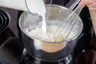 Milch hinzugeben