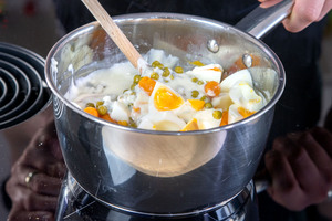 Eierfrikassee nach DDR-Rezept vermischen und abschmecken