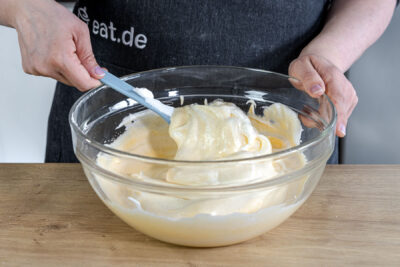 Eigelb unter Eischnee heben