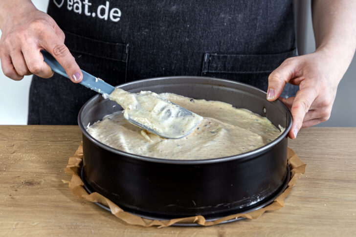 Biskuitteig in Springform glatt streichen