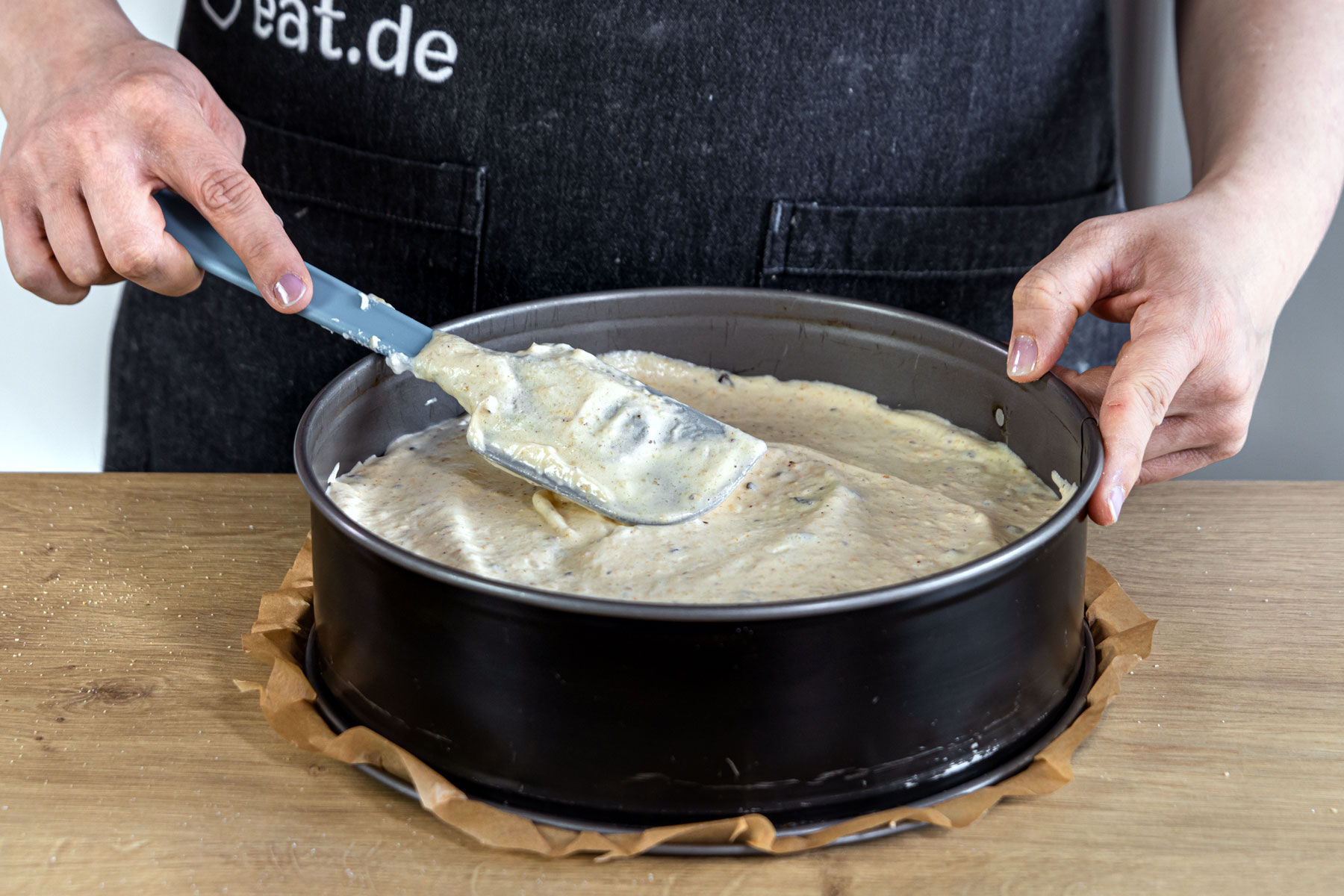 Biskuitteig in Springform glatt streichen