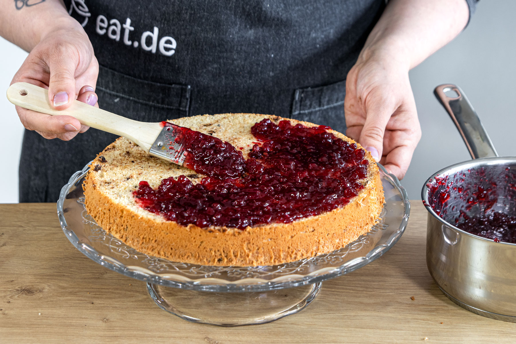 Preiselbeeren auf den Biskuitboden streichen
