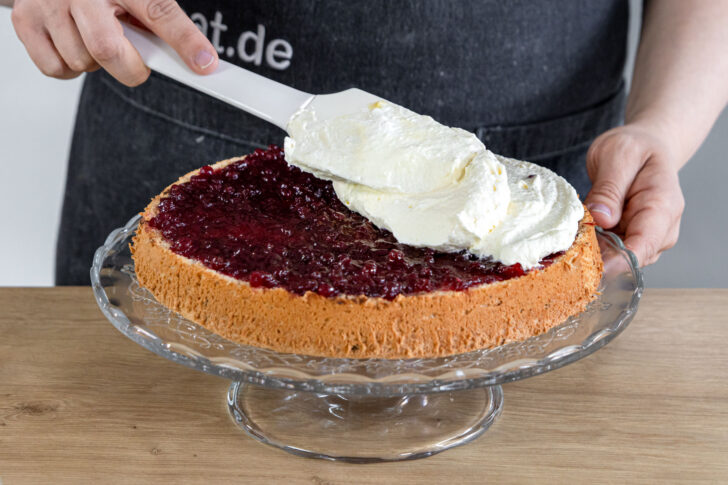 Creme auf Tortenboden verteilen
