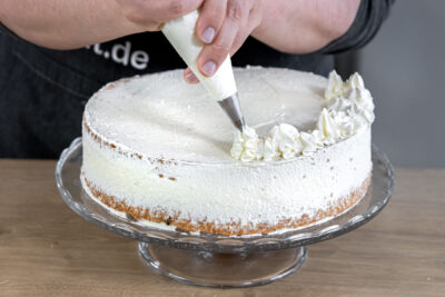 Torte mit Sahne dekorieren