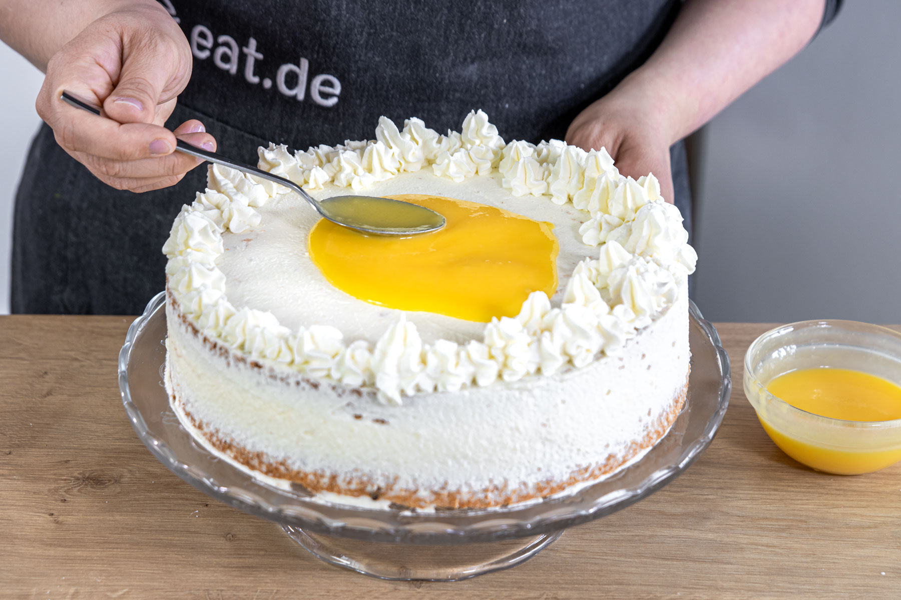 Eierlikör auf der Torte verteilen