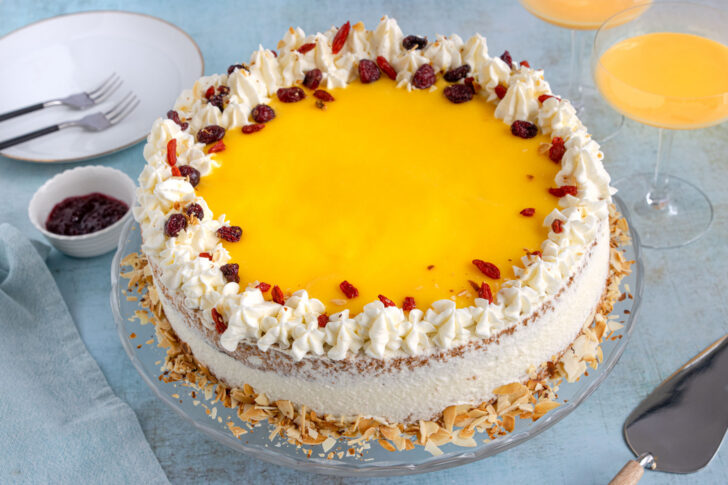 Eierlikörtorte mit Preiselbeeren