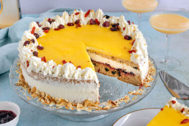 Eierlikörtorte mit Preiselbeeren