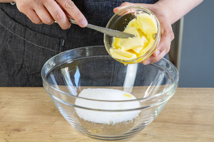 Butter zum Zucker geben