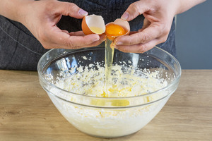 Eier in Butter geben