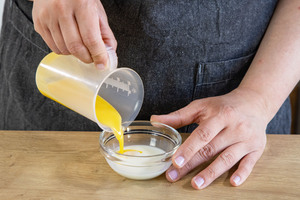 Eierlikör und Milch mischen