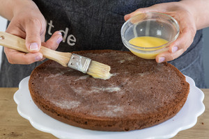 Tortenboden mit Eierlikör und Milch tränken