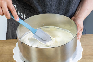 Creme auf Tortenboden verstreichen