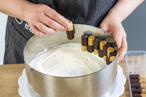 Waffelröllchen auf Creme verteilen