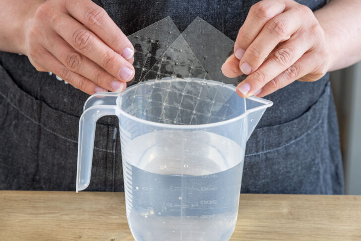 Blattgelatine in Wasser einweichen