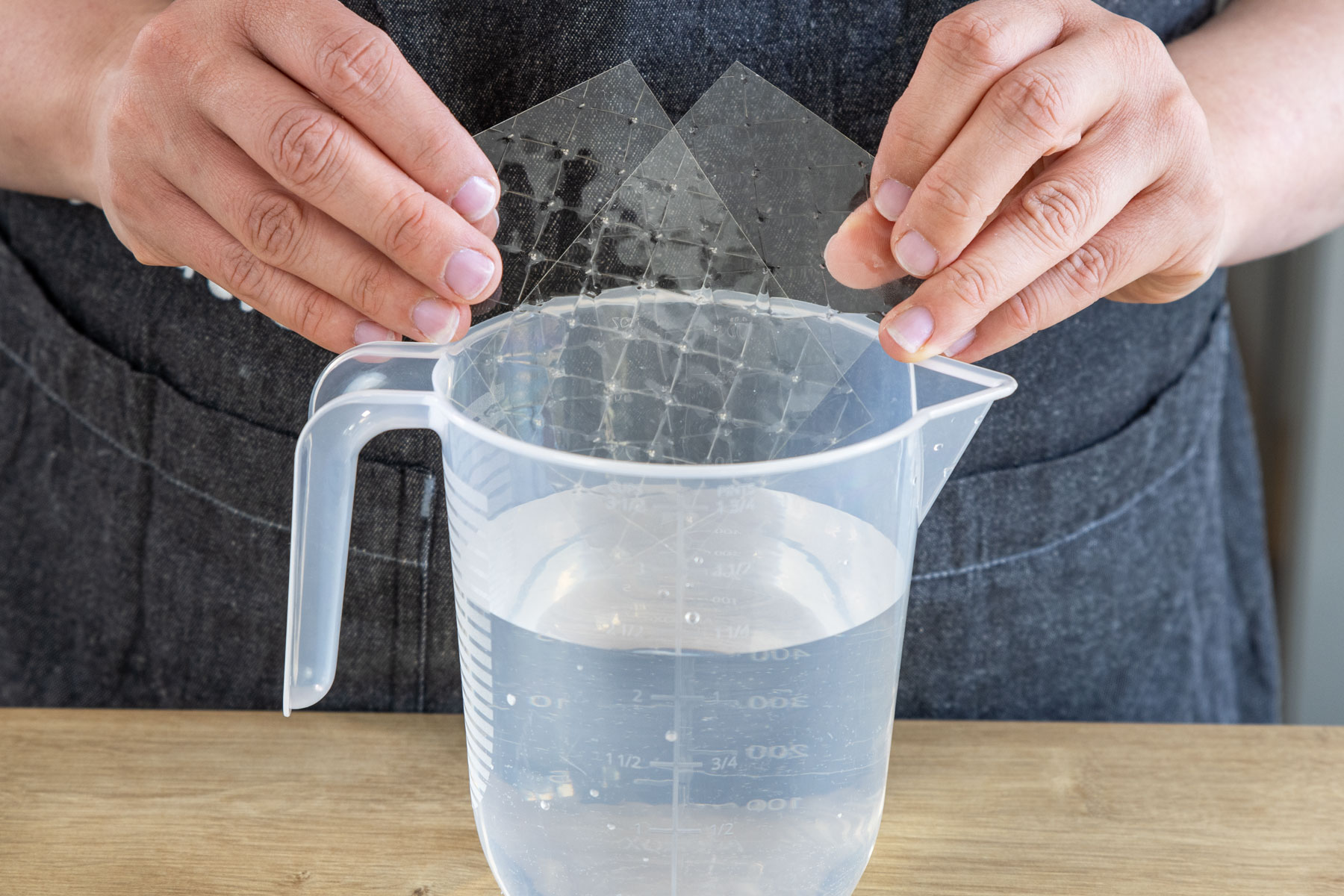 Blattgelatine in Wasser einweichen