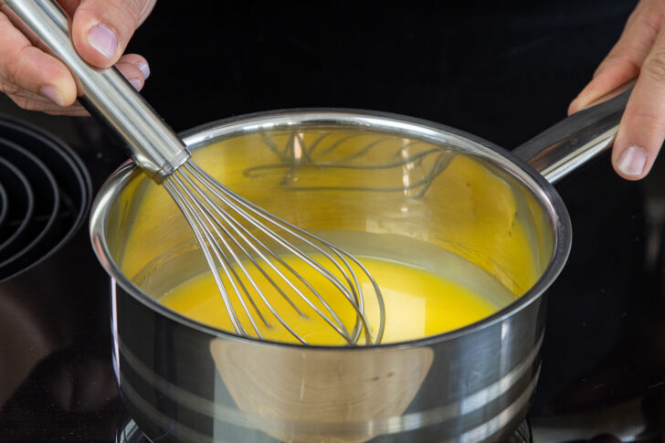 Gelatine und Eierlikör verrühren