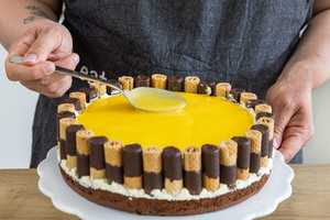 Eierlikörspiegel auf Torte verteilen