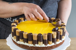 Eierlikörtorte mit Schokoeiern dekorieren
