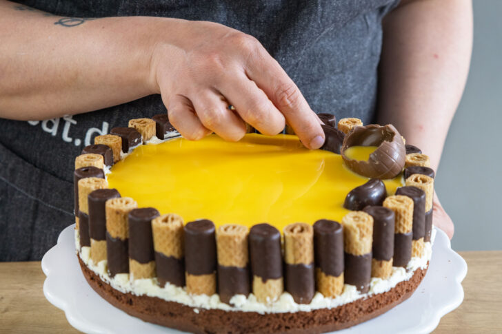 Eierlikörtorte mit Schokoeiern dekorieren
