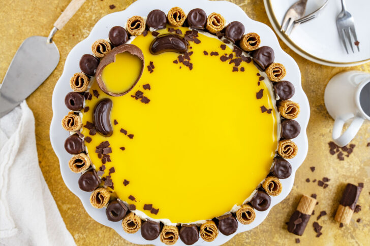 Eierlikörtorte mit Waffelröllchen
