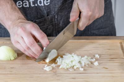 Zwiebel würfeln