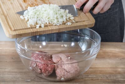 Zwiebeln zum Fleisch geben