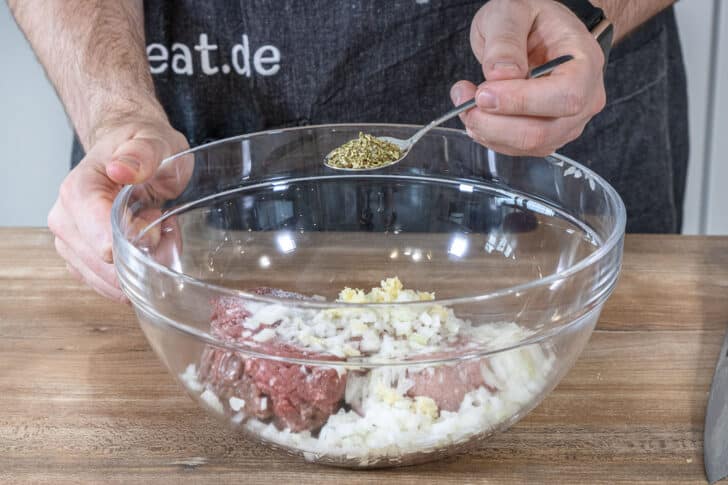 Gewürze dazugeben