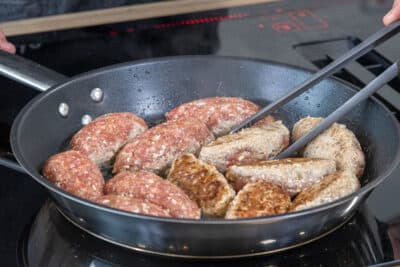 Einfache Cevapcici braten