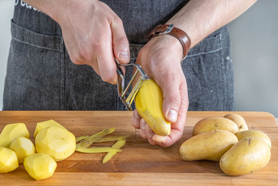 Kartoffeln schälen