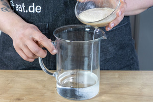 Hefemischung in restliches Wasser geben