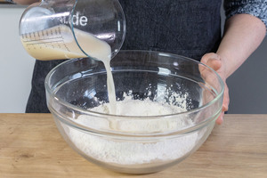 Hefe in Mehlschüssel gießen