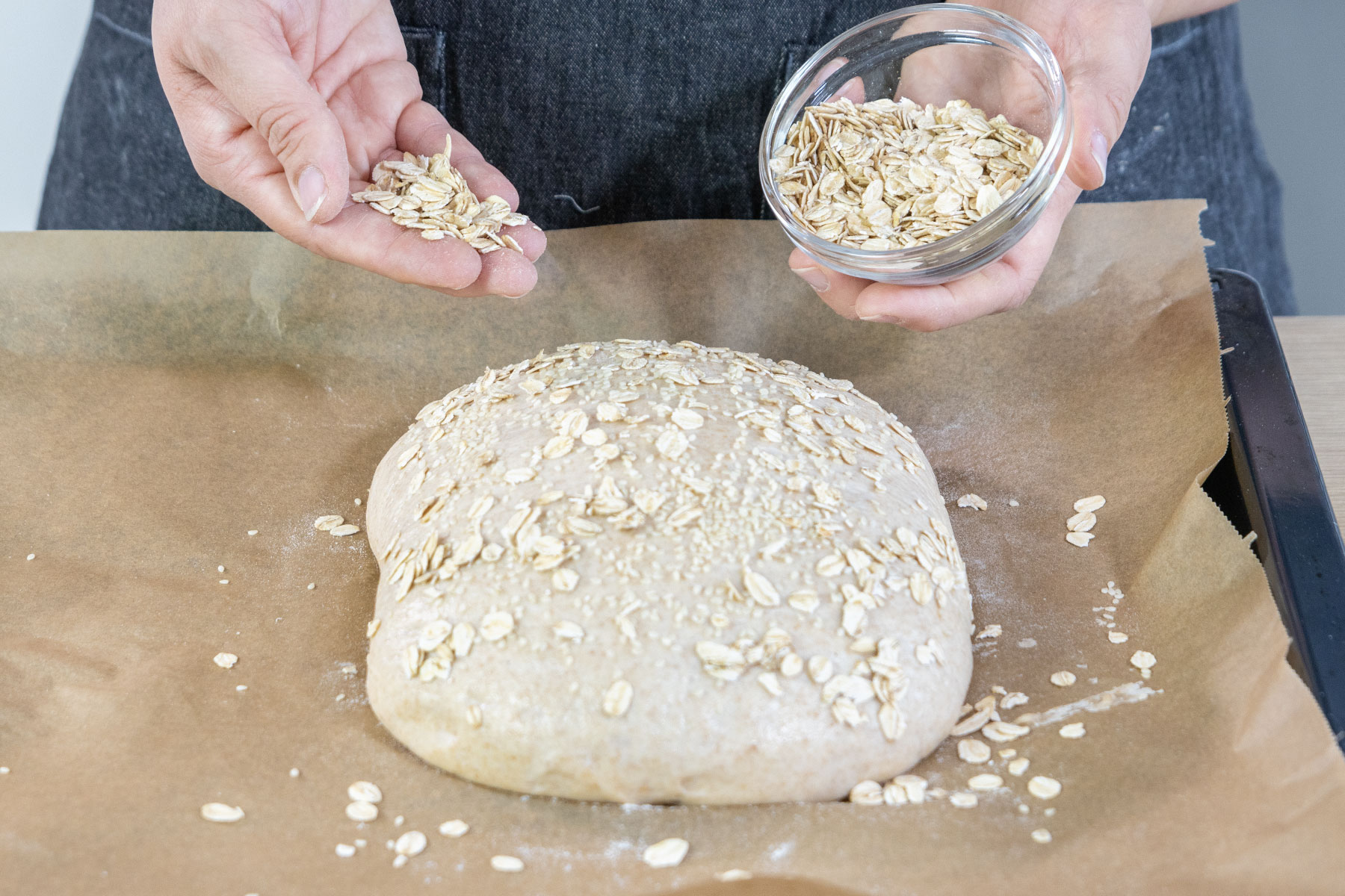 einfaches Brot mit Haferflocken und Sesam bestreuen