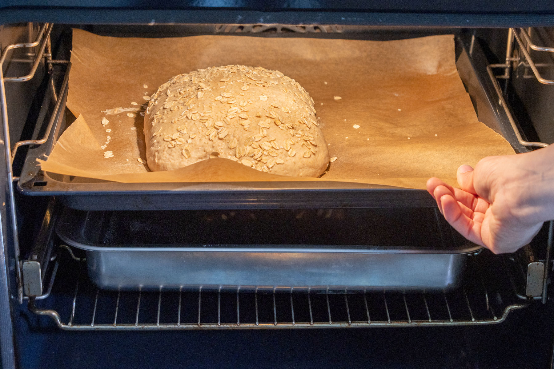 Schnelles Brot mit Wassergefäß in Ofen