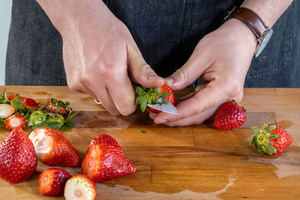 Erdbeeren putzen