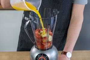 Orangensaft in den Mixer gießen