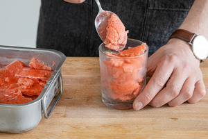Erdbeer Granita in Gläser füllen