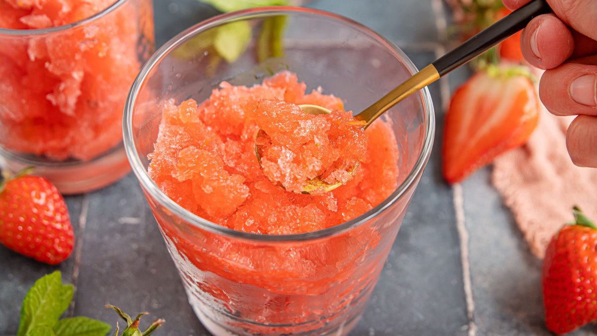 Fruchtige Erdbeer-Granita: Das etwas andere Wassereis | Rezept - eat.de