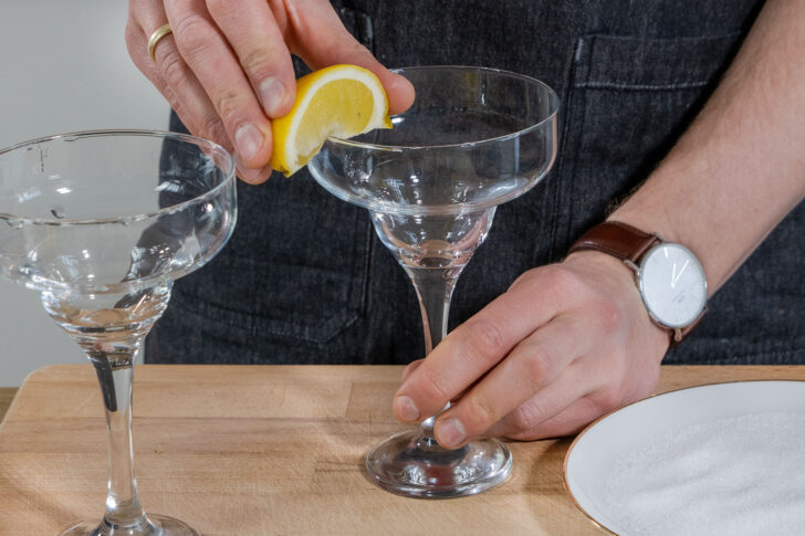 Glas Rand mit Zitrone einreiben