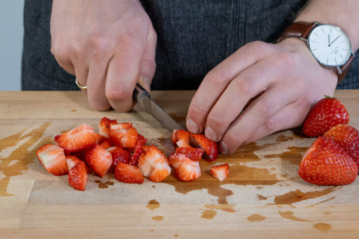 Erdbeeren klein schneiden