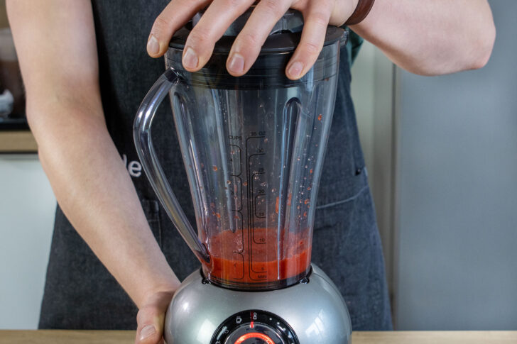 Erdbeeren mit Zitronensaft mixen