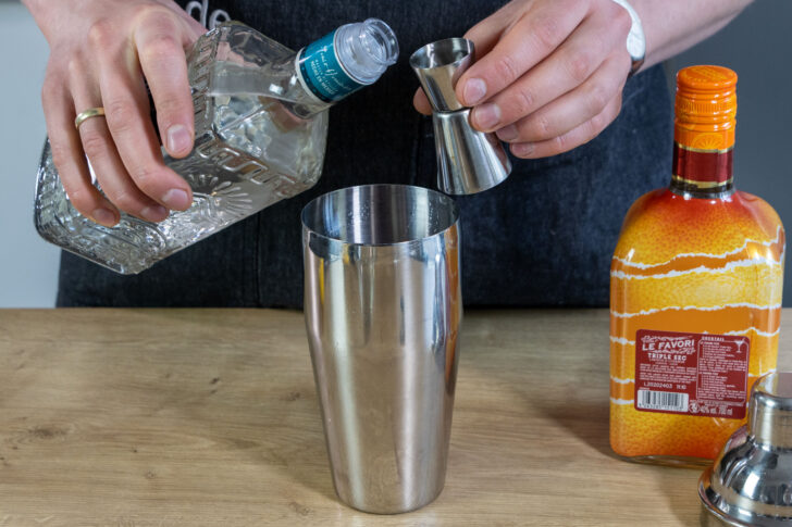 Alkohol in Shaker geben