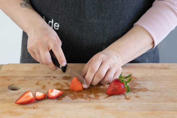 Erdbeeren halbieren