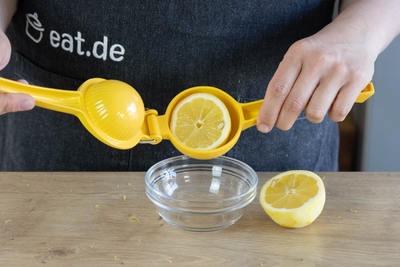 Zitrone auspressen