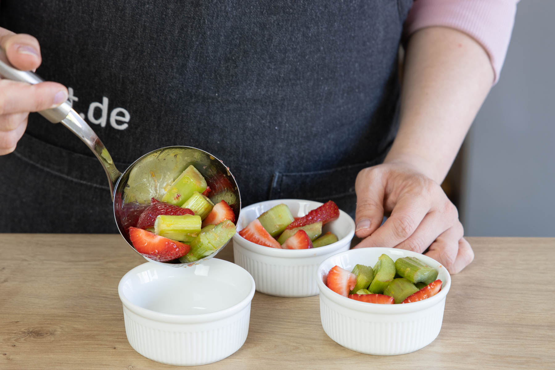 Fruchtmischung in die Förmchen füllen