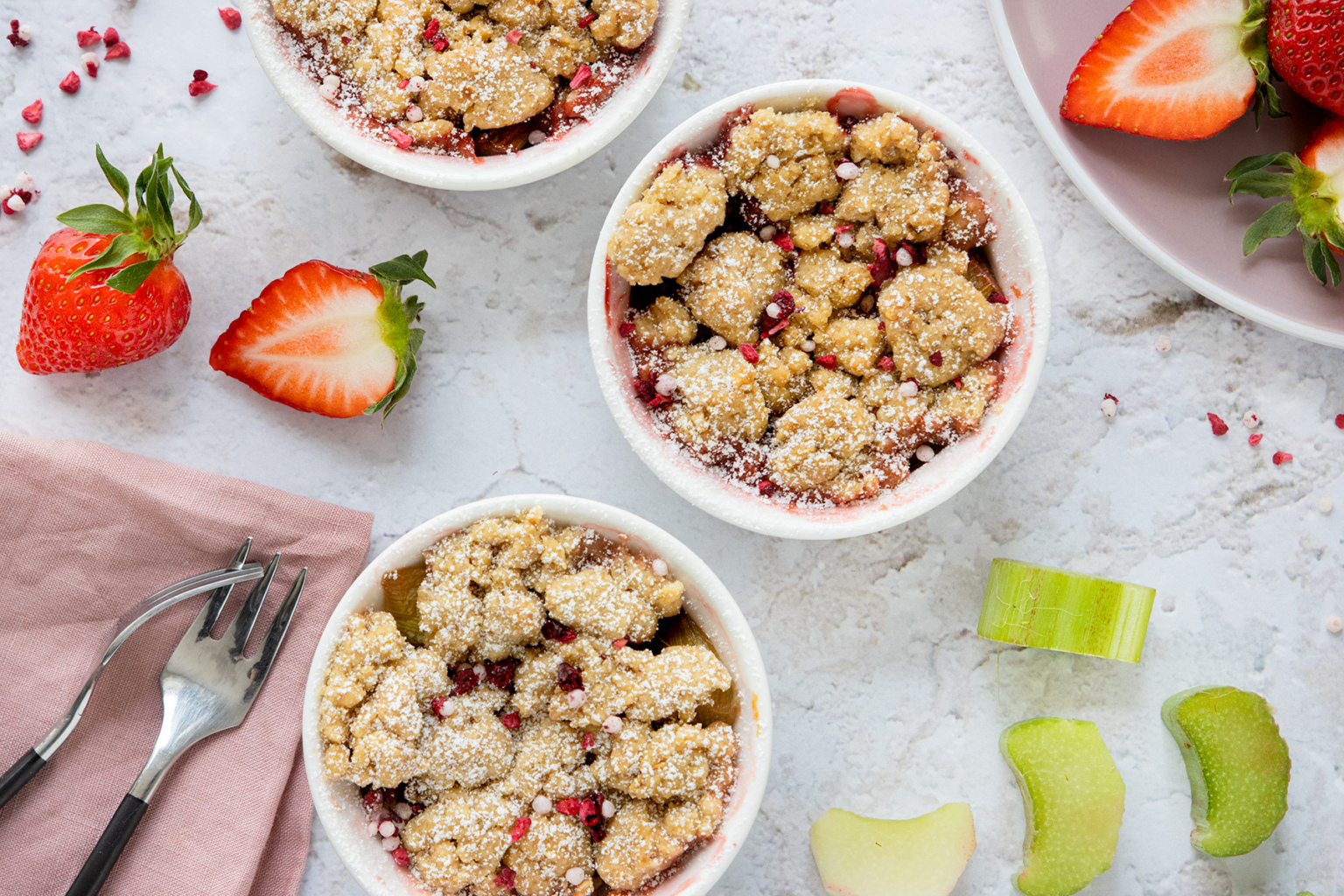 Erdbeer-Rhabarber-Crumble: schnell &amp; einfach | Rezept - eat.de