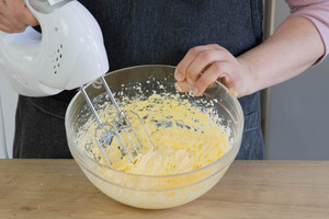 Eier und Butter verrühren
