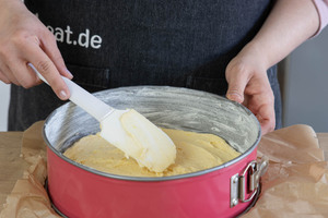 Teig in die Form füllen