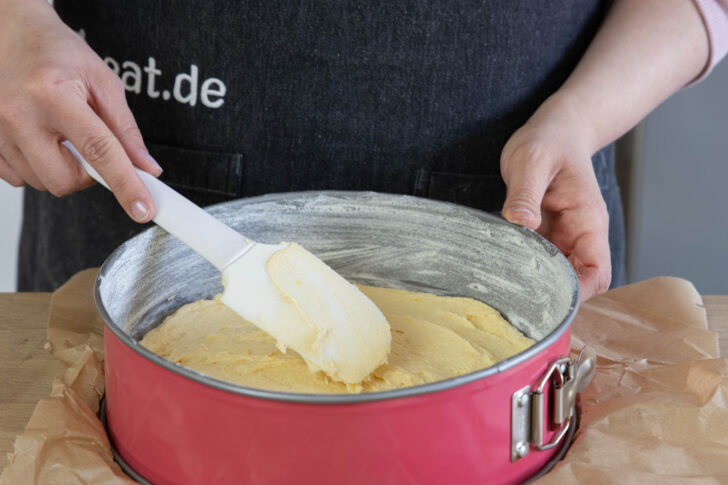 Teig in die Form füllen