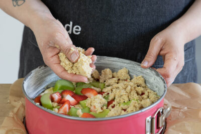 Streusel auf dem Kuchen verteilen