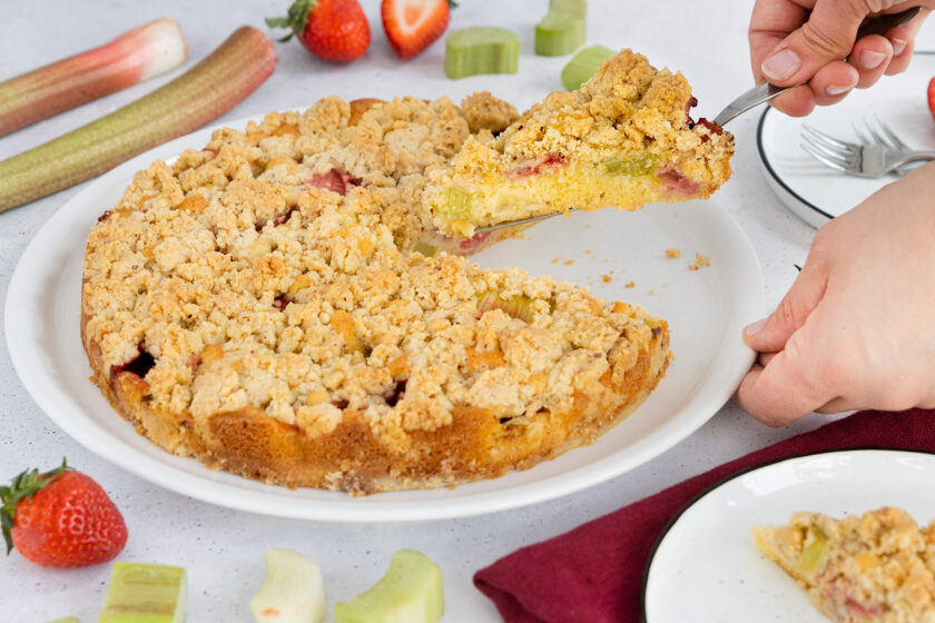 Erdbeer-Rhabarber-Kuchen mit Streusel